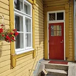 Vahtitupa Tuurin Asemalla , Omakotitalo Laehellae Veljekset Keskistae * Tuuri